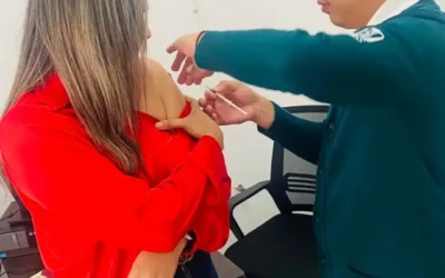 Salud Municipal acerca vacunación contra influenza y COVID-19 a la población de Guasave