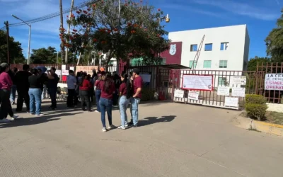 Estudiantes del CIIDIR-IPN realizan plantón por falta de internet y riesgo de corte de luz.