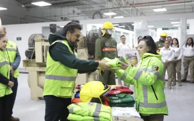 Zoé Robledo encabeza entrega de más de 100 mil uniformes y equipos de protección civil para brigadistas del IMSS