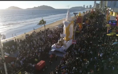 Más de 480 mil personas disfrutan del segundo desfile del Carnaval de Mazatlán.