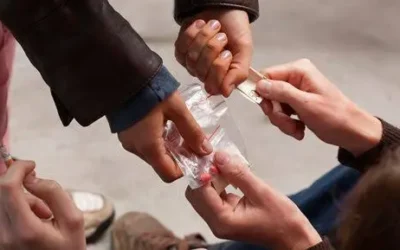 Alertan sobre fácil acceso de menores a sustancias y riesgos en el entorno familiar