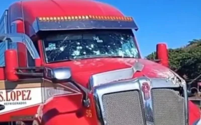 Sujetos armados atacan a balazos a trailero en Escuinapa