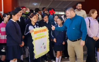 José Paz López entrega mobiliario a secundaria de Badiraguato; reitera su compromiso con la educación.