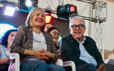 Gobernador Rocha acompaña a más de 120 mil personas al desfile en el Carnaval Guamúchil 2026