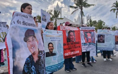 Marchan familias de personas desaparecidas en malecón de Mazatlan, exigen localización de sus parientes.