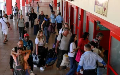 Turistas abandonan Cuba en medio de la crisis de combustible que atraviesa la isla: “La situación es crítica, crítica, crítica”