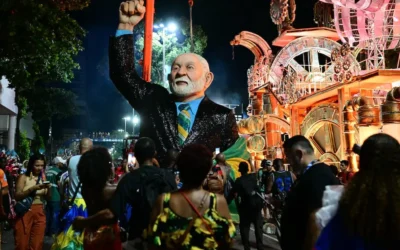 El polémico inicio del Carnaval de Río: tributo a Lula, marioneta de Bolsonaro preso y denuncias de campaña anticipada