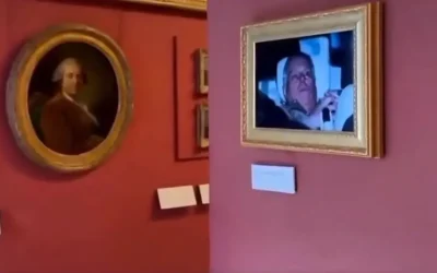 Cuelgan en el Louvre fotografía del momento en que el ex príncipe Andrés fue arrestado