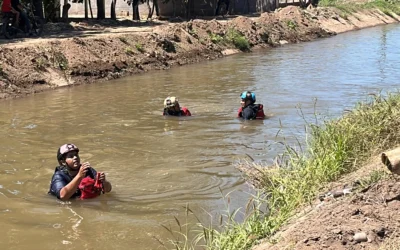 Bomberos trabajan para ubicar adulto mayor en canal de riego.