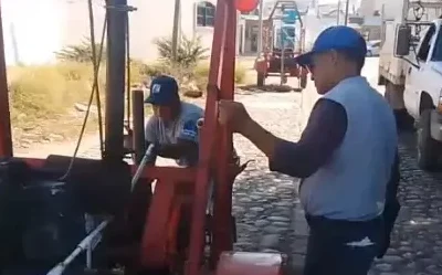 JUMAPAM extrae adoquines y piedras del alcantarillado en Villa Verde