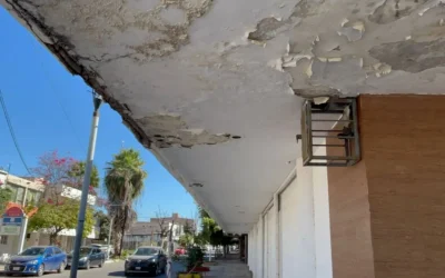 Protección Civil detecta riesgo en marquesinas deterioradas de la calle Cuauhtémoc; buscan que duelos asuman responsabilidad.