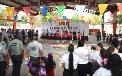 Fomenta Estrella Palacios valores de igualdad y respeto en la niñez durante Lunes Cívico en la Primaria Constitución de 1917.
