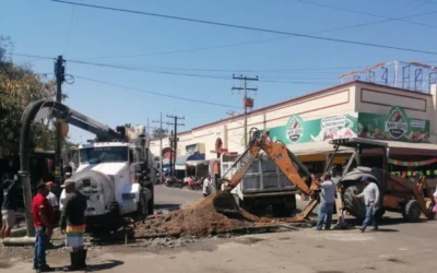 JUMAPAM repara daño del alcantarillado junto al mercadito de la Juárez.