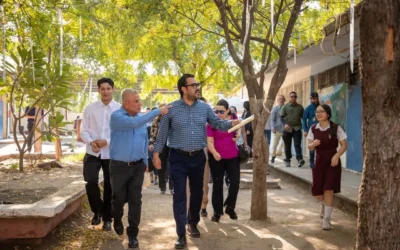 Juan de Dios Gámez visita a alumnos y maestros en la Secundaria General No. 5; compromete mejoras