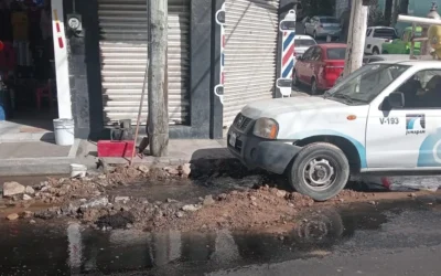 JUMAPAM repara fuga de agua en el sector Centro de Mazatlán