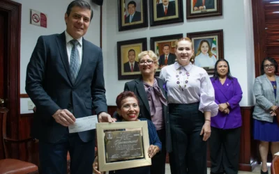 Culiacán reconoce trayectoria y lucha social con el Premio “Mujer Culiacanense 2026”.