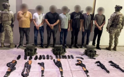 Tras denuncia anónima, el Grupo Interinstitucional asegura, en Culiacán, a 7 civiles con armas largas, cargadores abastecidos, chalecos tácticos, entre otros equipos tácticos ilícitos.