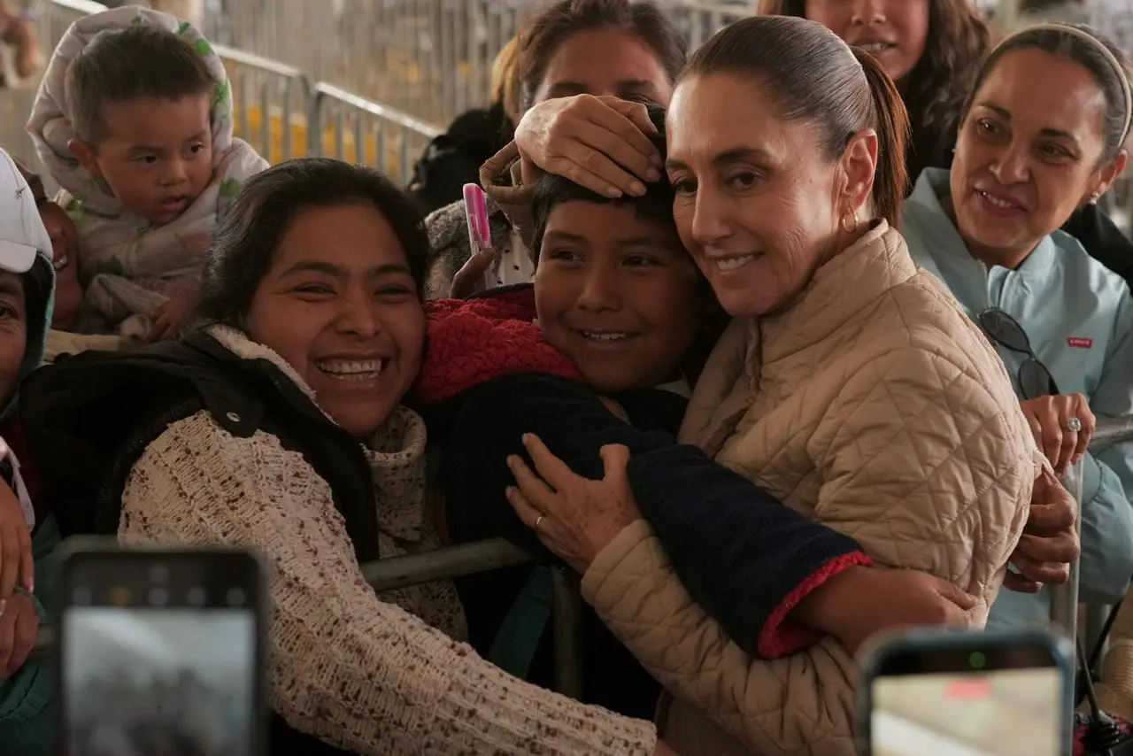 Reivindicamos los derechos agrarios de las mujeres ; Presidenta Claudia Sheinbaum entrega títulos agrarios a mujeres en CDMX ; la meta es de 150 mil en el país .