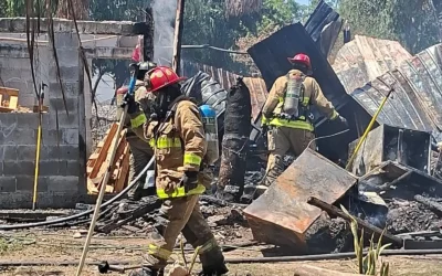 Se incendia unas casa en la invasión Jabalíes en Mazatlán.