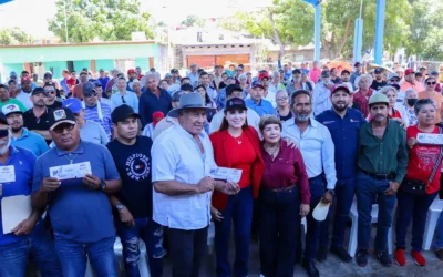 Pescadoras y pescadores de El Huitussi, Guasave reciben tarjetas del programa Bienpesca.