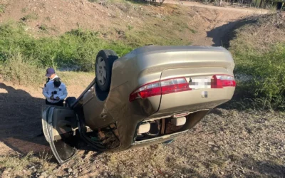 Accidente en la carretera Guasave–Estación Bamoa termina con auto en canal; conductores resultan ilesos.