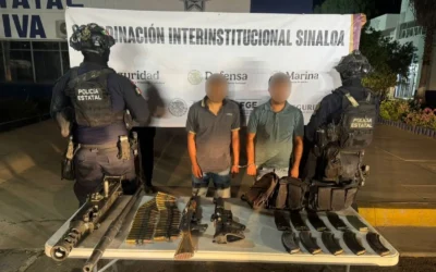 En Navolato, el Grupo Interinstitucional detuvo a dos civiles; les aseguran fusiles, municiones y chalecos tácticos.