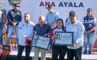 Ana Ayala canta el “play ball” a la liga “Clemente Grijalva Cota”.