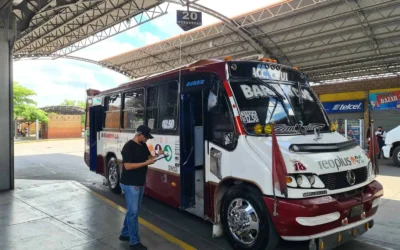 Choferes condicionan alza en tarifa a mejoras laborales en el transporte público.