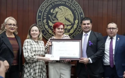Entrega Congreso premio “Norma Corona Sapién” a la activista Yesenia Rojo.