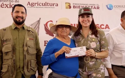 Entregan tarjetas del  programa Bienpesca a pescadoras y pescadores de El Colorado, Ahome.