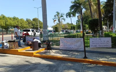 Docentes rescindidos de CONALEP se manifestaron en Palacio de Gobierno en busca de recuperar sus puestos