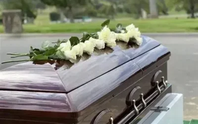 Finge su muerte para no pagar deudas… ¡y lo descubren dentro del ataúd!