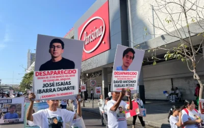 Familias marchan en Culiacán a un año de la desaparición de dos estudiantes