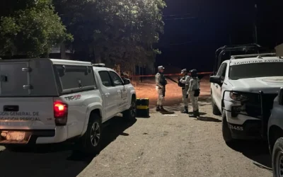 Atacan a dos jóvenes abordo de motocicleta uno queda muerto en el lugar .