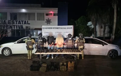 En Culiacán, Grupo Interinstitucional detiene a dos civiles y asegura 6 fusiles, cargadores, municiones, chalecos tácticos y vehículos robados