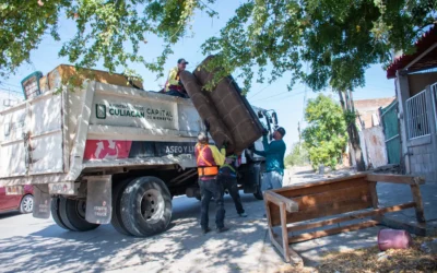 Continúa campaña de descacharrización en la colonia Díaz Ordaz para prevenir criaderos de mosquitos.