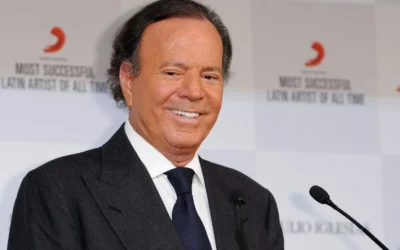 Julio Iglesias contraataca: demanda a medio español por “montaje” sobre acusaciones