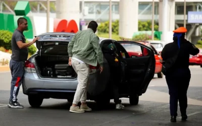 Pasajeros del AICM prefieren taxis por app ante tarifas más económicas