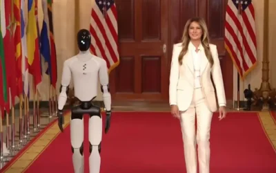 Melania Trump es acompañada por un robot humanoide en la bienvenida a líderes mundiales de una cumbre educativa