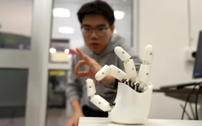 Crean una pulsera que controla robots con movimientos de la mano en tiempo real