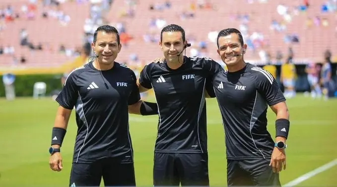 Árbitros mexicanos logran salir de Qatar tras días de tensión