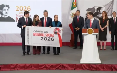 La Copa del Mundial 2026 llega a Palacio Nacional; Coca Cola entrega 25 boletos a Sheinbaum