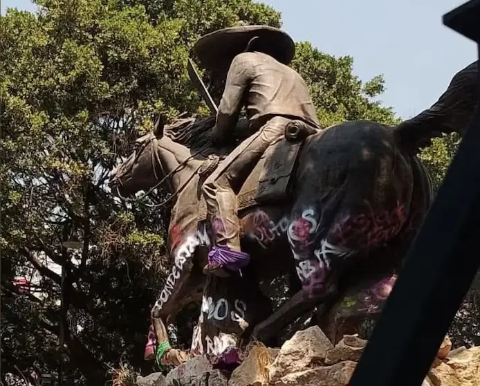 Familia de Emiliano Zapata reaccionó a pintas en estatua: “Las paredes se limpian, los derechos vulnerados dejan marcas permanentes”