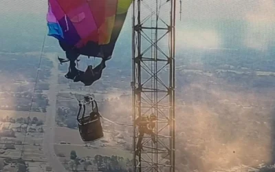 Un globo aerostático choca contra torre de telefonía móvil de 280 metros y deja dos personas atrapadas