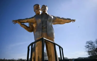 Recrea ONG escena icónica de ‘Titanic’ con estatua de Trump y Jeffrey Epstein