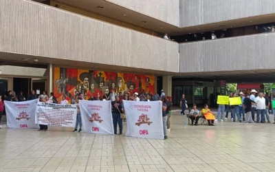 Manifestantes de Costa Rica y personal de salud exigen atención en Palacio de Gobierno de autoridades ante necesidades