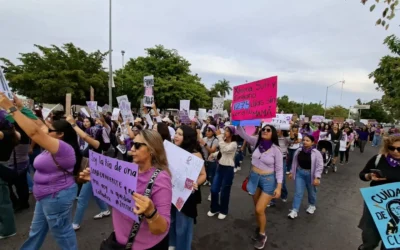 ​¡Exigen Justicia! Feministas derriban siglas de la Vicefiscalía Norte en Los Mochis