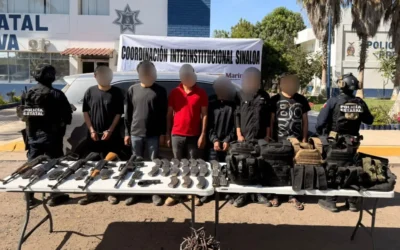 En operación coordinada en Navolato, el Grupo Interinstitucional detuvo a 6 civiles; les aseguraron fusiles, cargadores, cartuchos y un vehículo robado.