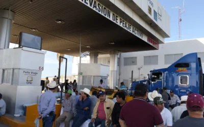 Paro nacional agrícola se endurece en Sinaloa con bloqueo total en carreteras