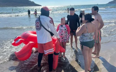 Salvavidas rescatan a 8 personas durante operativo de Viernes Santo en Mazatlán.